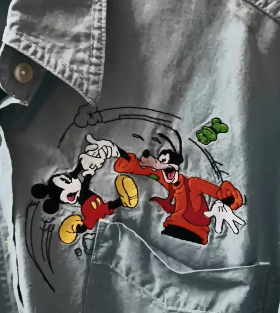 THE DISNEY STORE vintage denim shirt with an embroidered Mickey&Goofy
