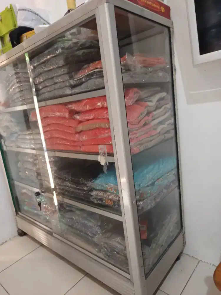 Etalase kaca lengkap kunci