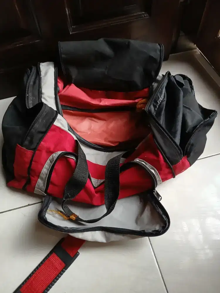 Preloved tas traveling dengan kombinasi warna hitam, merah dan abu-abu