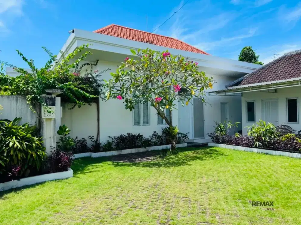 Rumah Mewah dengan Kolam Renang Disewakan di Peguyangan, Denpasar