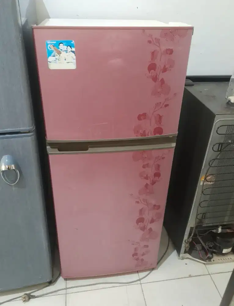 Kulkas 2 Pintu Kecil . Merek SHARP . Normal . Siap Pakai