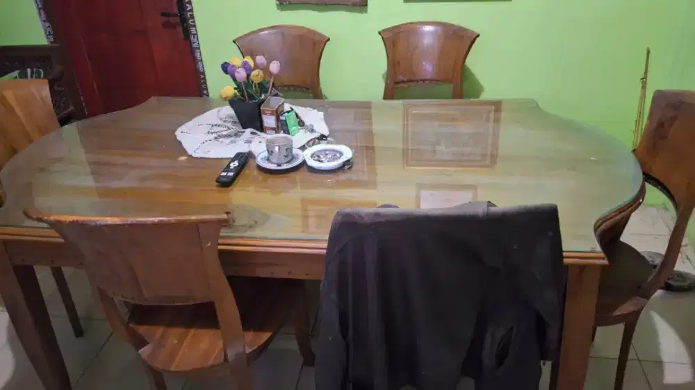 Meja makan jati