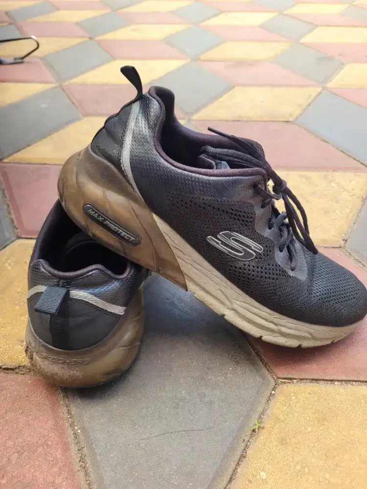 Sepatu skecher bekas