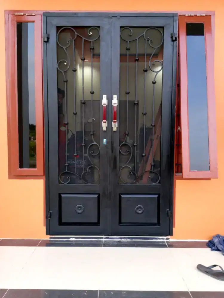 Pintu besi tempahan
