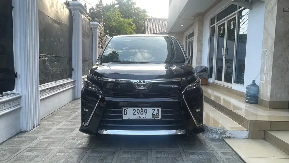 Toyota Voxy 2021 2022 hitam