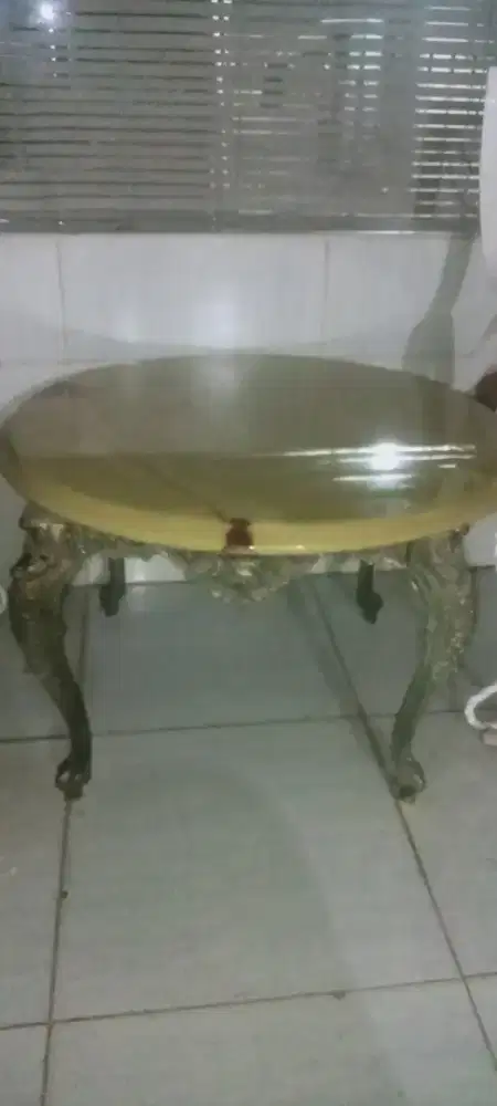 Meja lesehan marmer