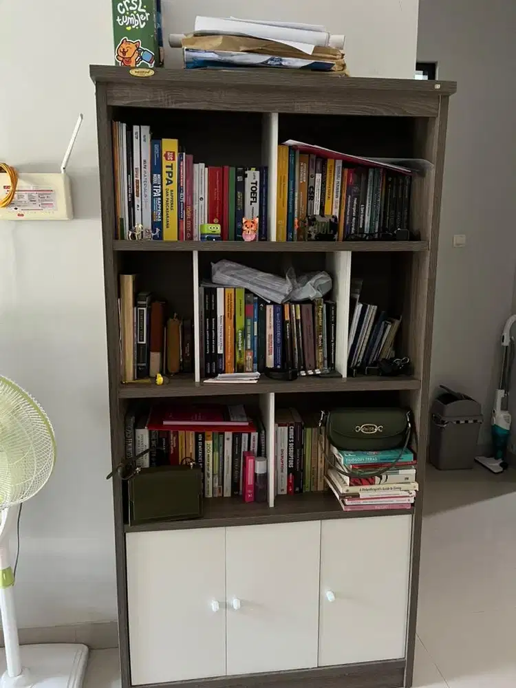 Rak buku dan lemari display