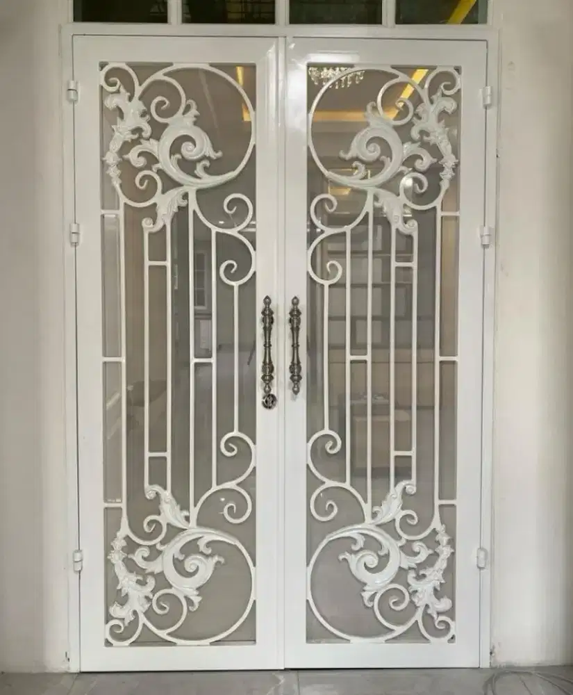 Pintu besi model kelasik