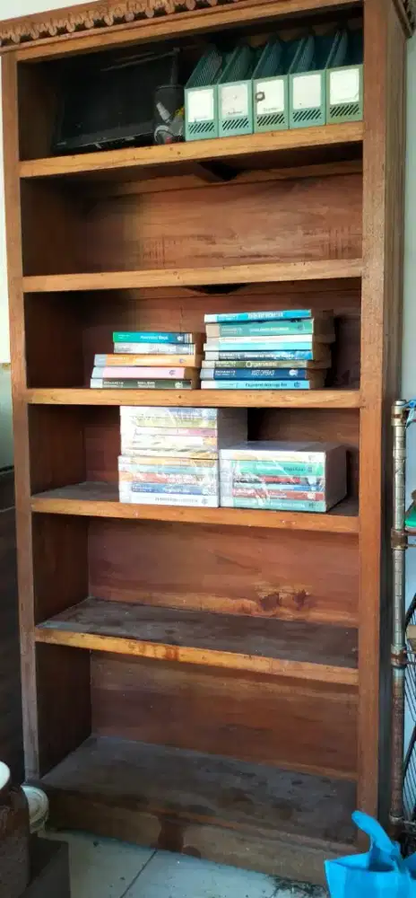 Lemari kayu buku