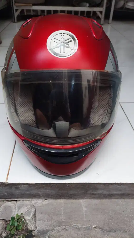 Helm Yamaha Merah