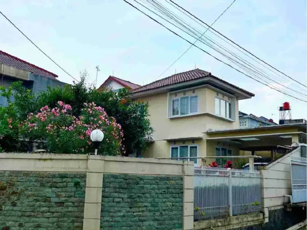 Dijual rumah 2 lantai hook shm halaman luas di ciwaruga bandung utara