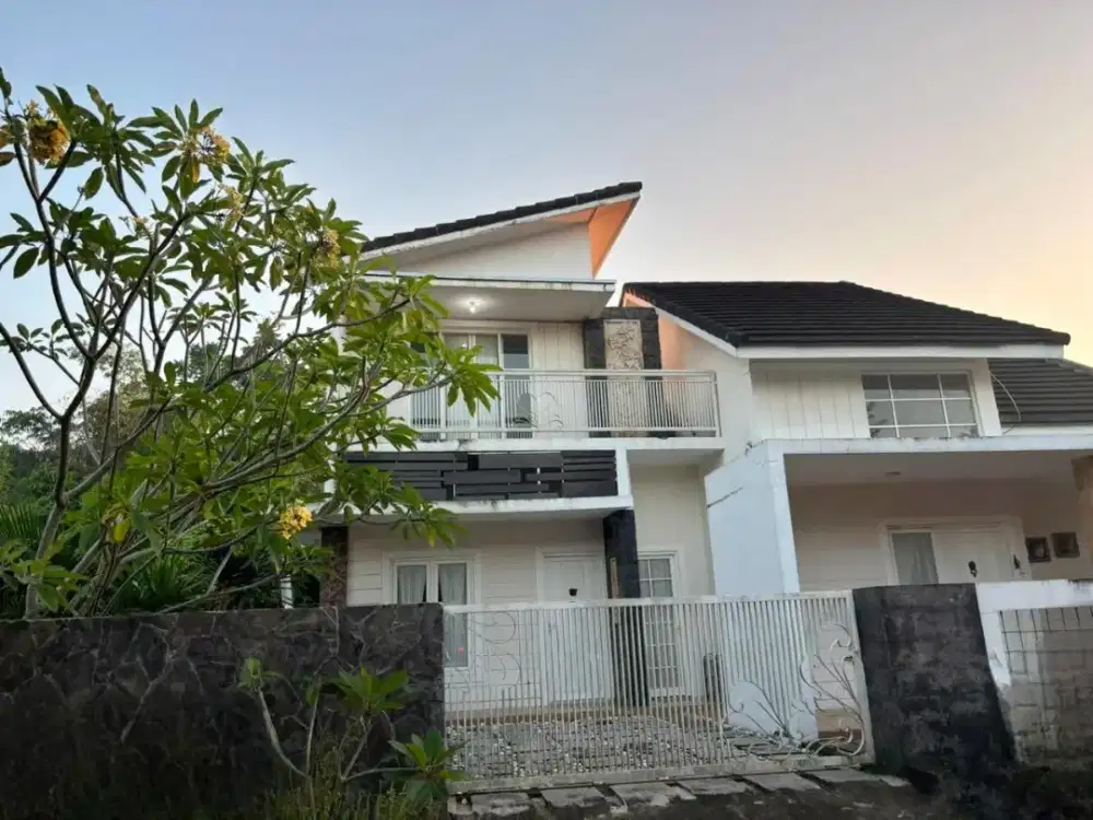 Rumah 2 lantai Minimalis di Taman Anggrek Regency Jember