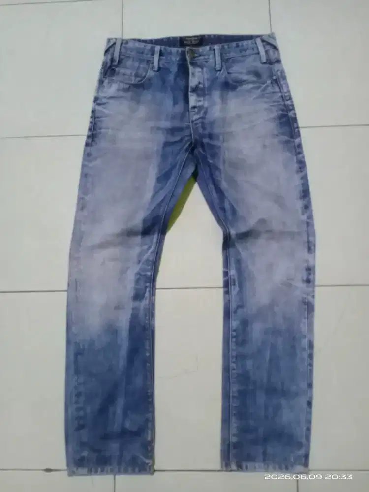 Celana jeans pria Pull&Bear Slim Fit Medium Blue Faded Whiskers Denim