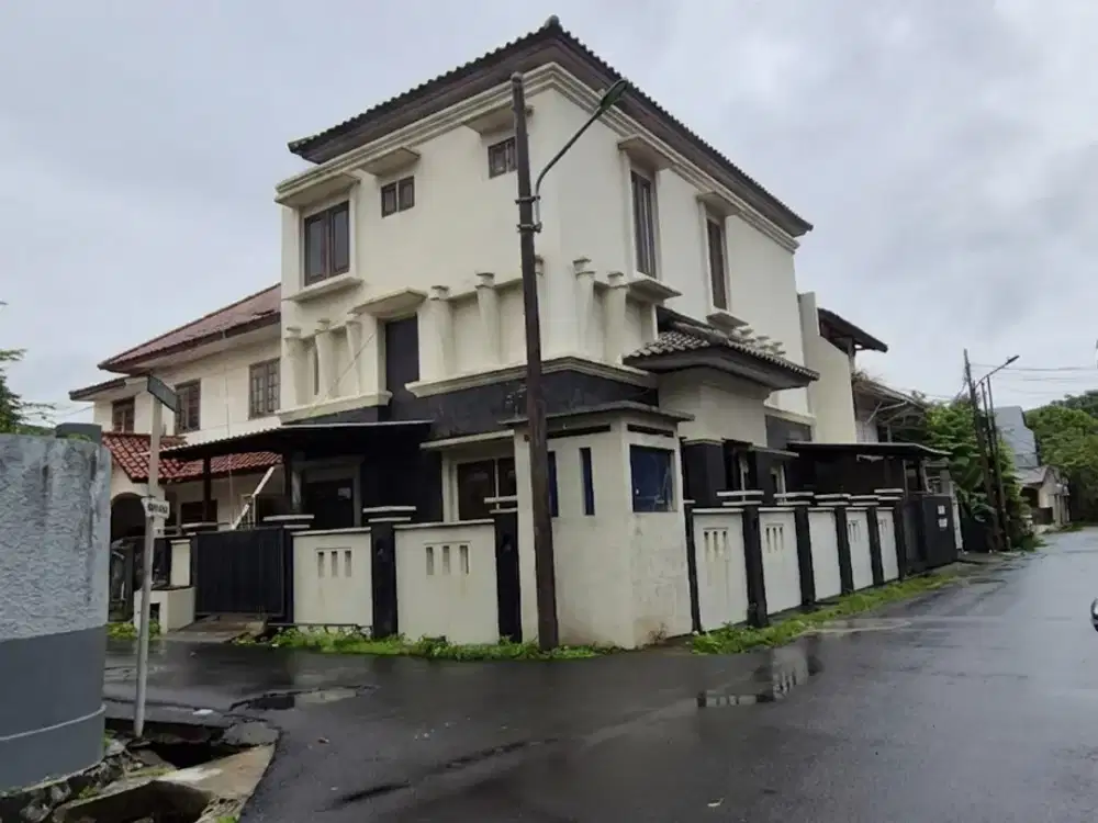 Dijual Rumah Posisi Hoek di Cipete. Cilandak. Jakarta Selatan