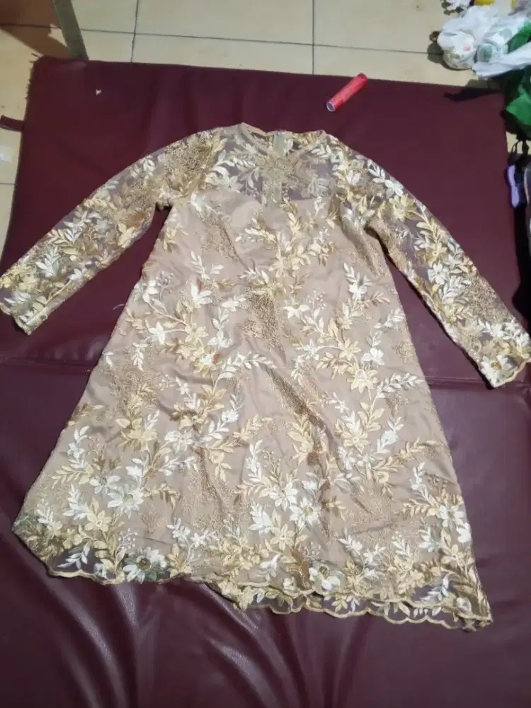 Kebaya motif timbul