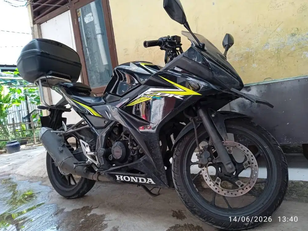 DIJUAL MOTOR CBR150R 2016 TANPA MODIFIKASI BODY HANYA TAMBAH BOX!