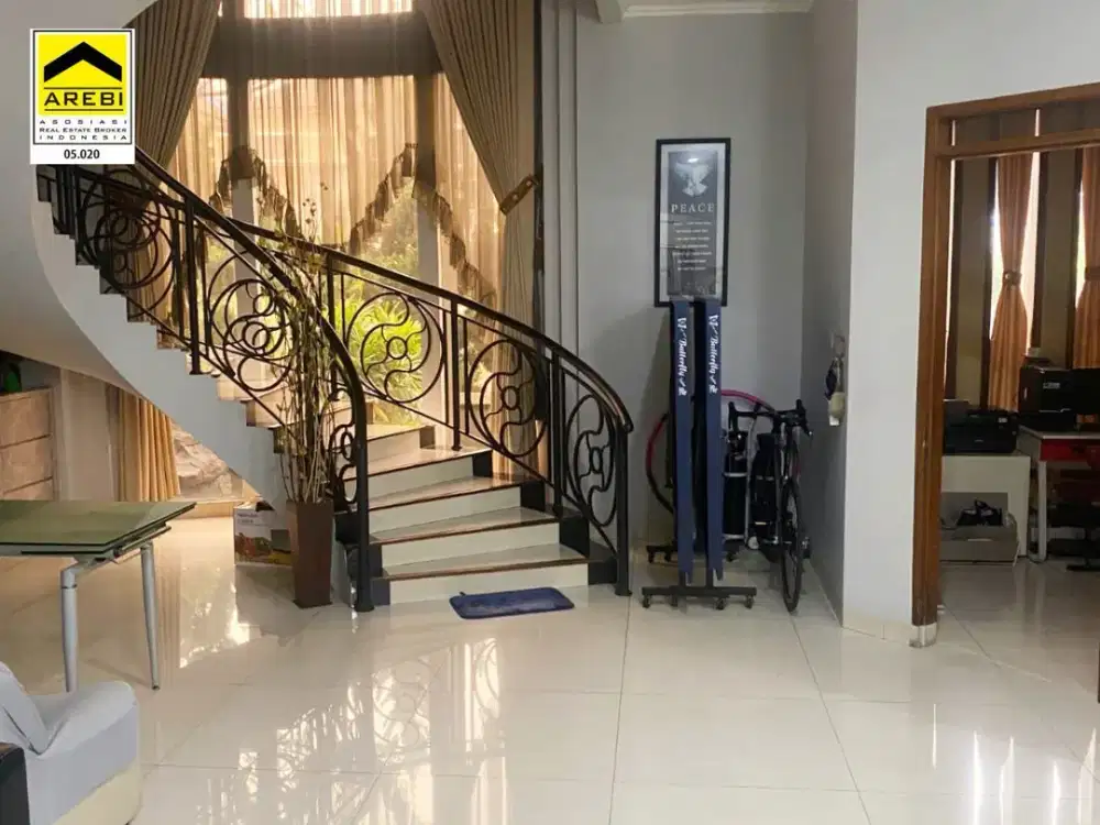 Rumah Mewah Fully Furnished dengan Fasilitas Lengkap di Kawasan Premium Singgasana Pradana