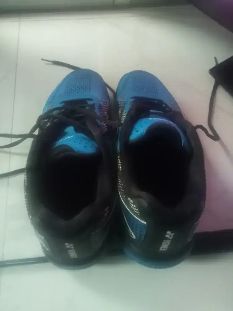 Raket dan sepatu