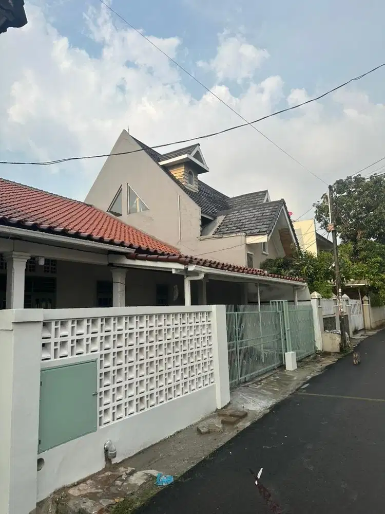 Semi Furnished, Jl Anggrek Rosliana II No: H-33, strategis dan tenang