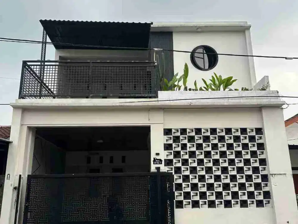 dijual rumah cantik siap huni pinggir jalan besar,dalam perumahan.