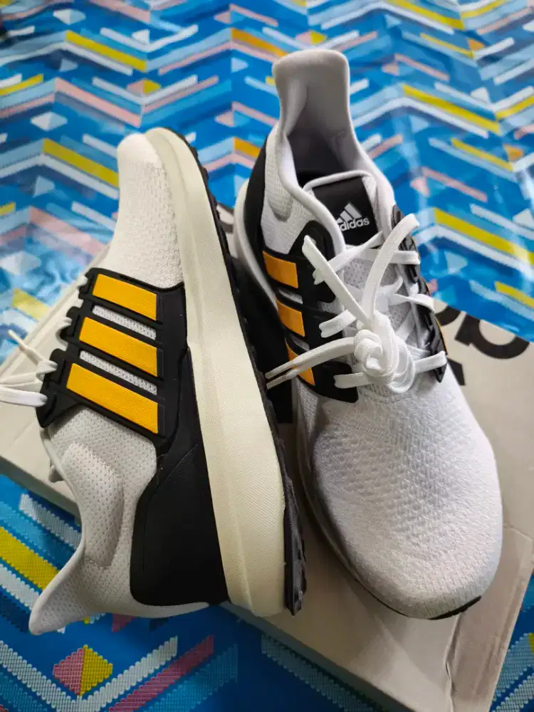Sepatu adidas bounce