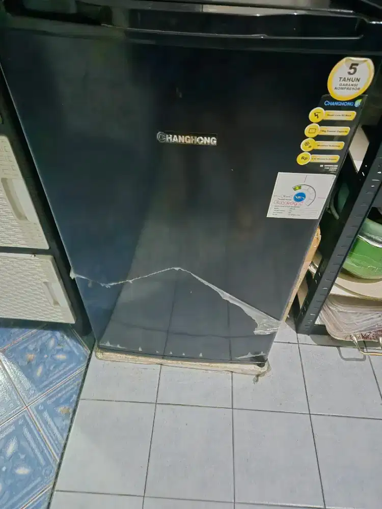 Kulkas kecil 2 unit bekas kantor 8 bln