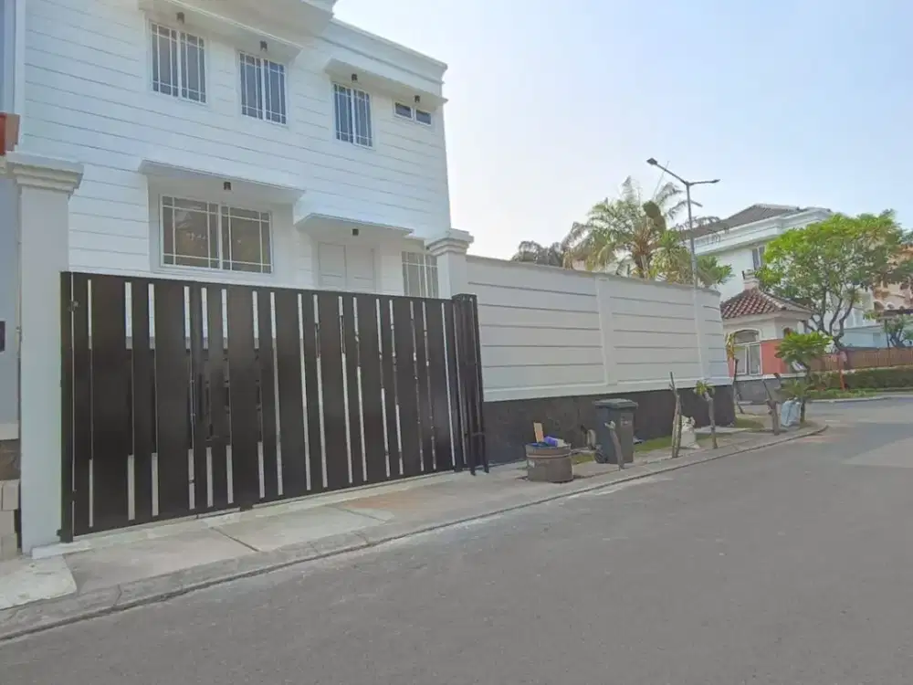 Ss.3817 - Murah !! Dijual Rumah Hook 15,75 x 20 Type American Classic Mewah Ada Pool Hadap Timur Utara di Bukit Gading Mediterania