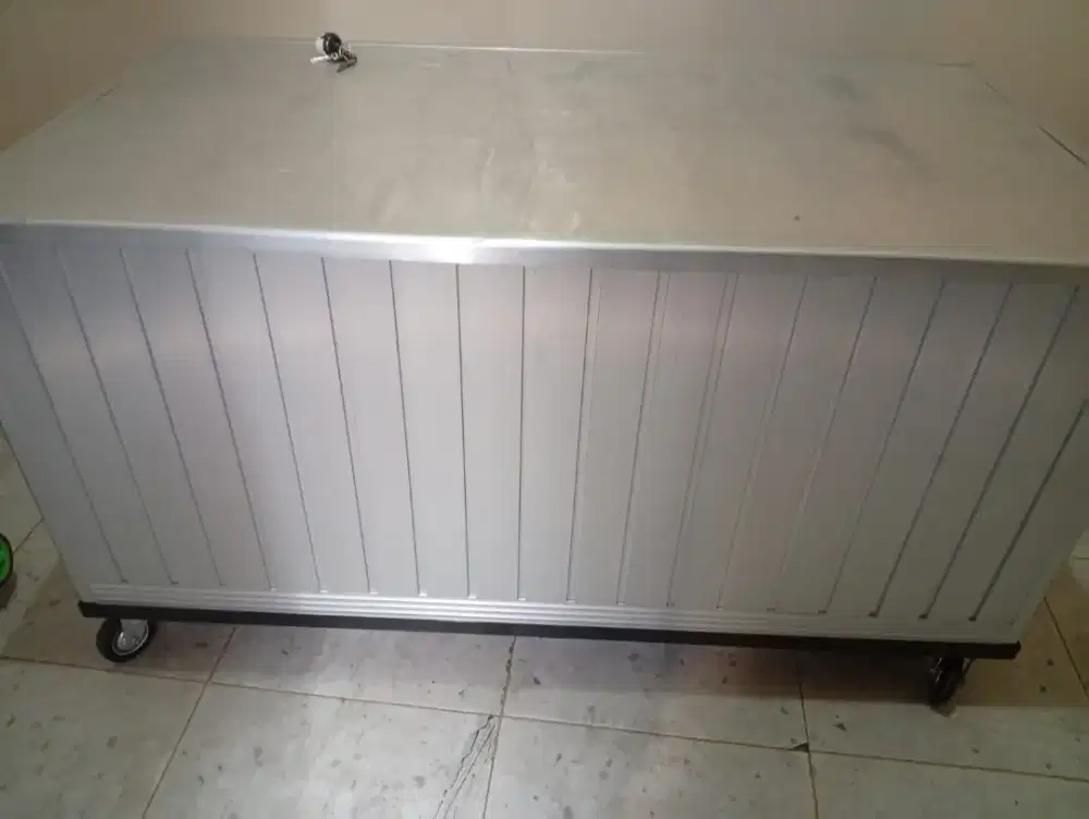 Dijual Etalase atau meja full almunium