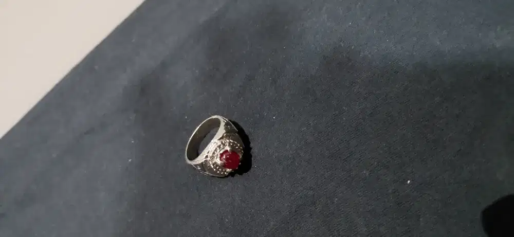 Cincin batu Merah