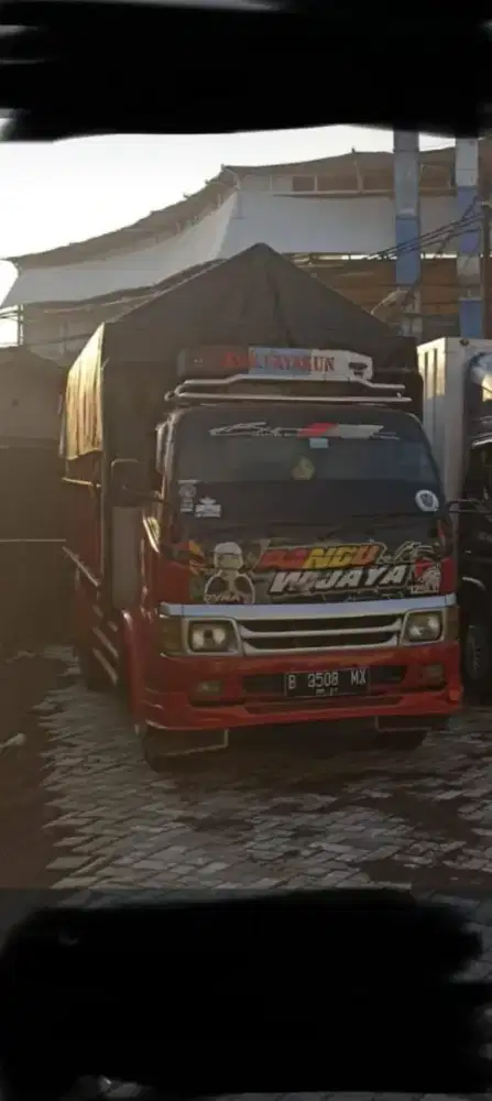 Truck dino merah