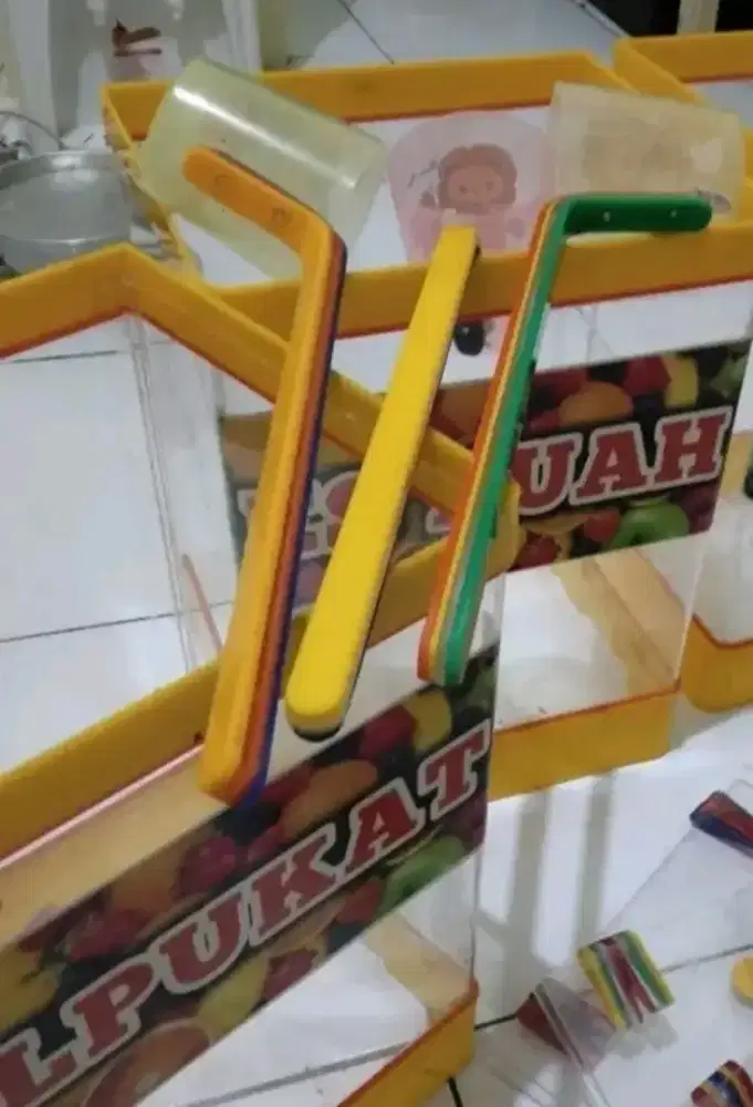 Tabung akuarium es buah