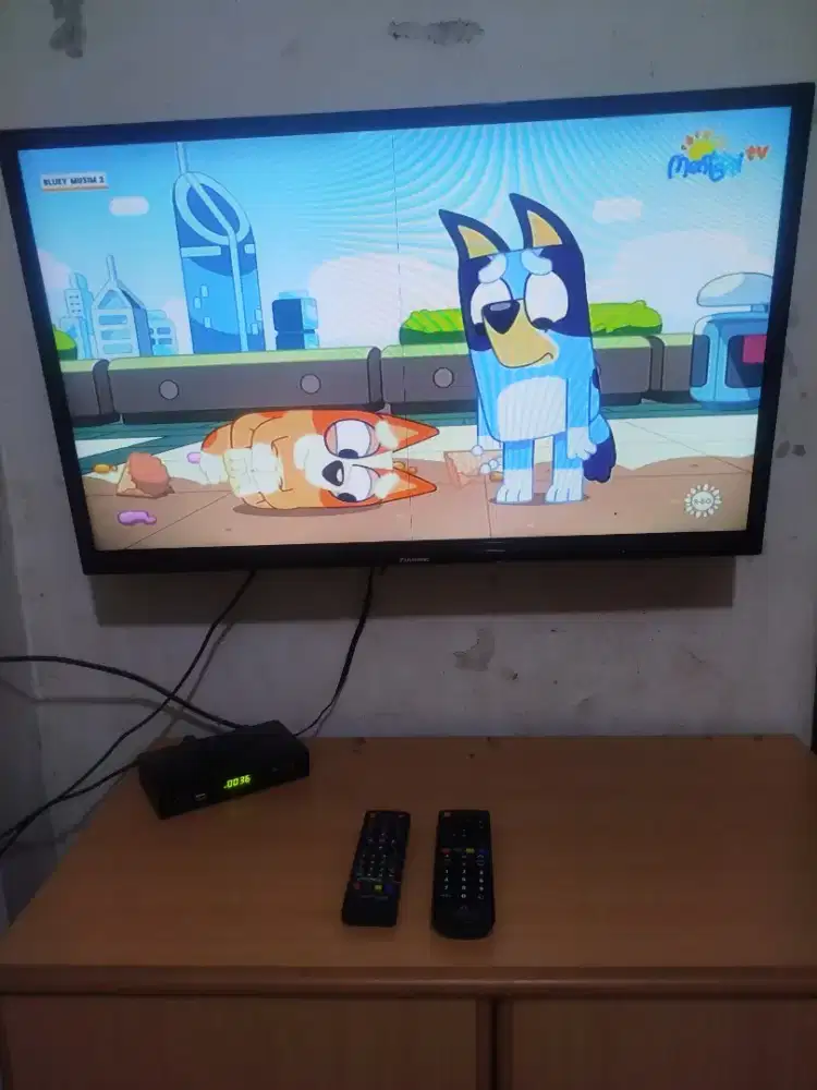 TV LED Panasonic 32 inc + STB + Antena & Kabelnya