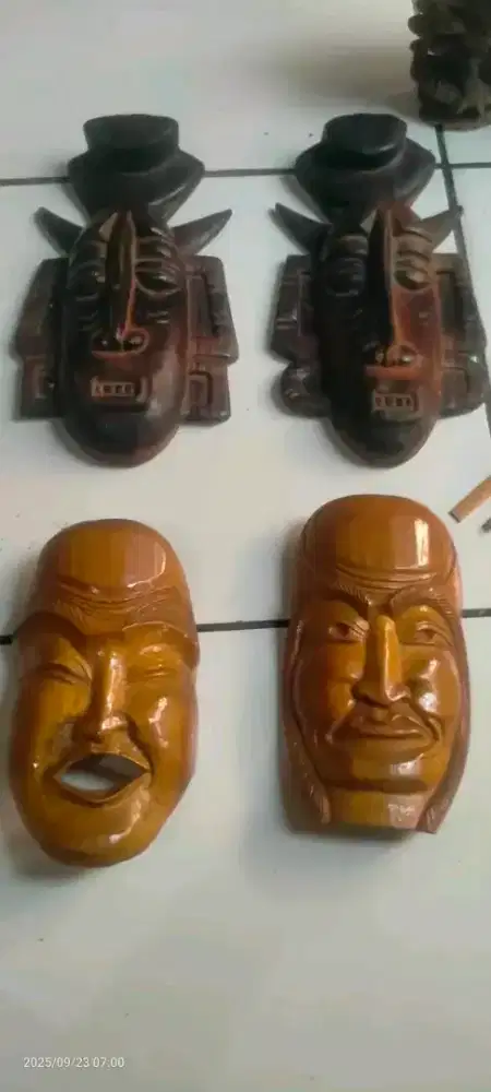 Patung dan topeng kayu