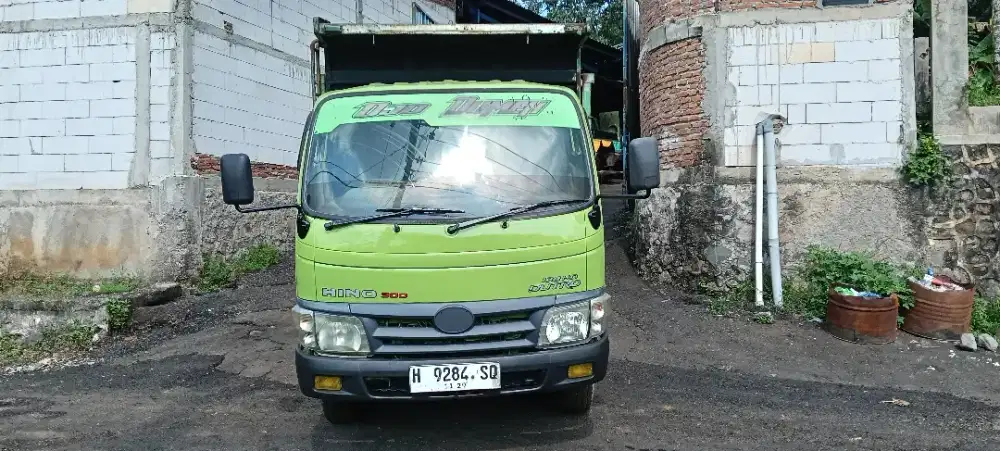 Hino Dutro 300 Damp truk