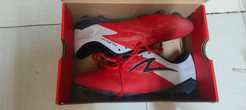 Sepatu bola specs merah