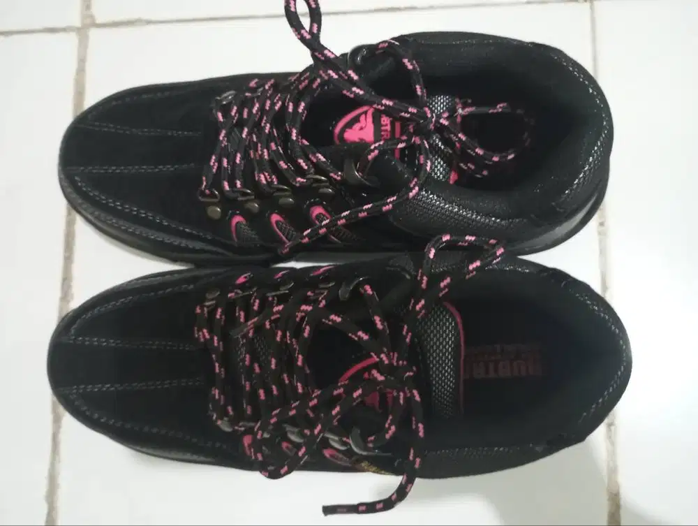 Sepatu hiking naik gunung