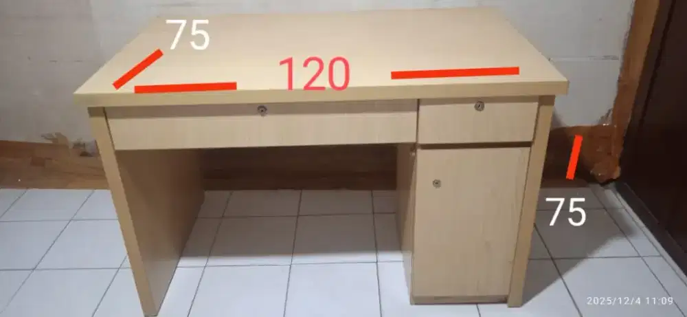 Dijual Meja Kerja kondisi masih mulus bagus