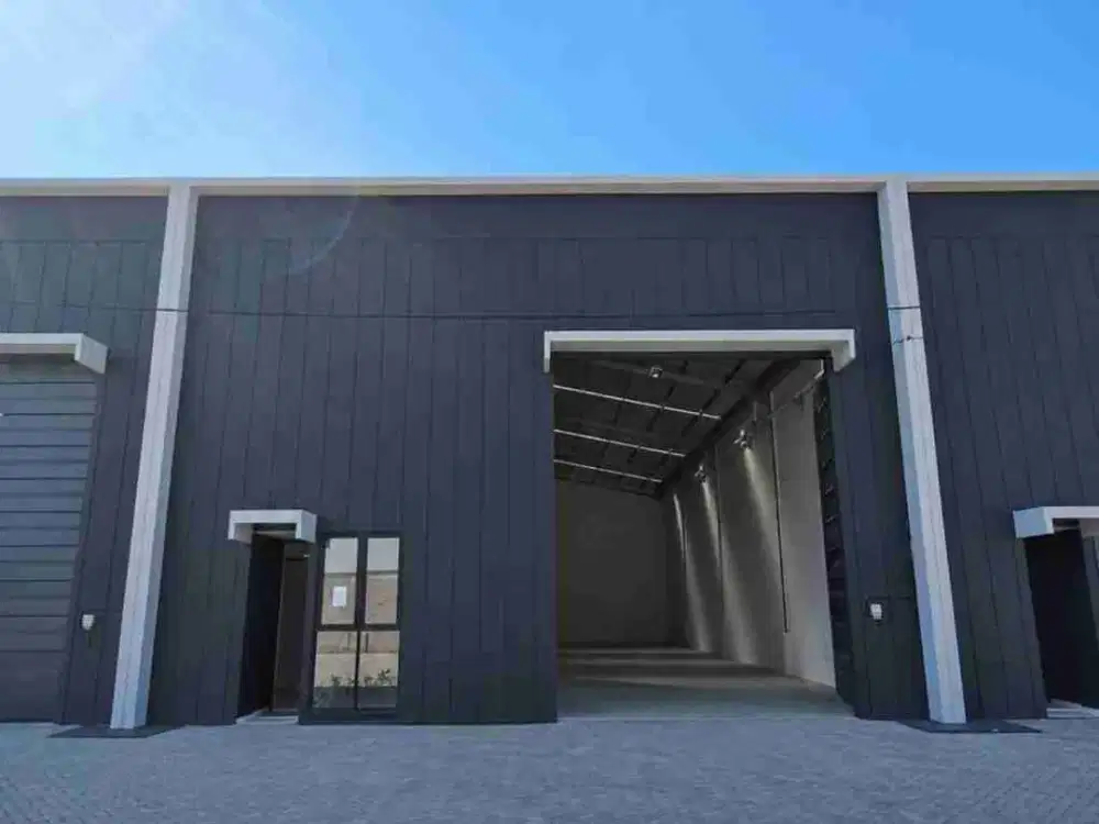Gudang Baru ready Unit Di jual di Gedangan Sidoarjo, Gudang Modern, Luas Mulai 288 M², Free Ventilator, Free insulation, kekuatan Lantai s.d 3 Ton / M², tinggi Pintu Utama 5 Meter, ada Kantor, ada Kamar mandi, bentangan Tengah 8,6 Meter. bentangan kanan k