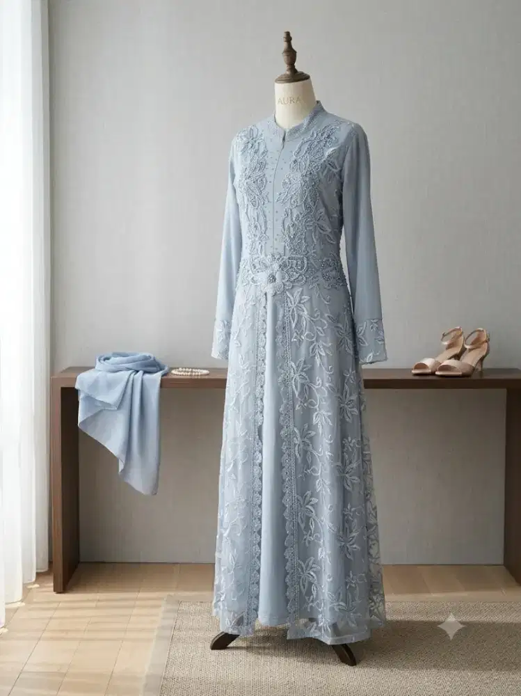 Abaya AURA Abu-abu Muda Mewah dengan Detail Renda dan Payet Mutiara