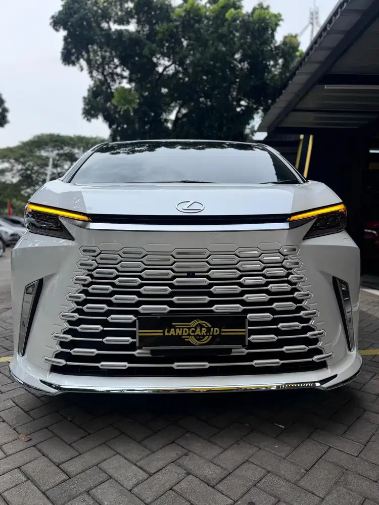 Lexus LM350h VIP 4-Seater 2024