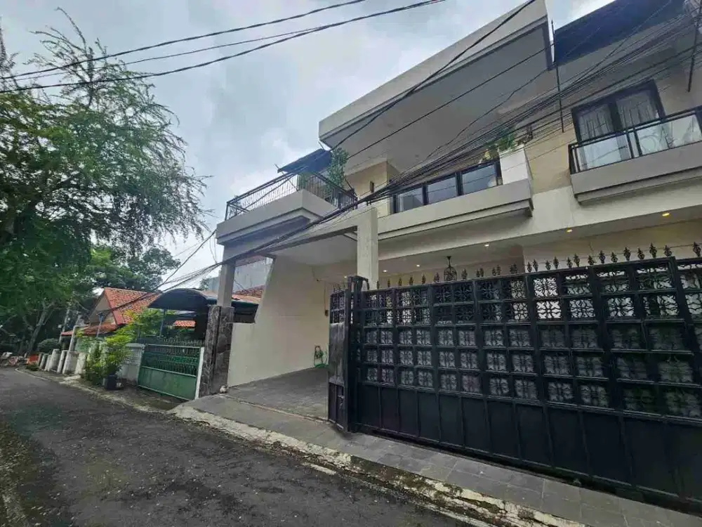DISEWA RUMAH SIAP HUNI FURNISH SENOPATI KEBAYORAN BARU JAKARTA SELATAN DI SEPUTARAN SCBD, SENOPATI, GUNAWARMAN, MONGINSIDI ROW JALAN 2 MOBIL PAS, 1 ARAH
SHM 
Luas tanah 220 m².
Luas bangunan 300m².
4 Kamar Tidur.
2 Kamar Mandi dg msg2 water heater (1 KM a