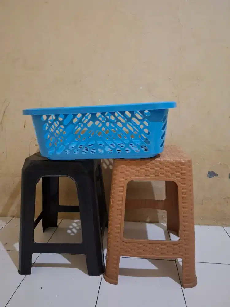 Di jual 2 kursi + keranjang baju