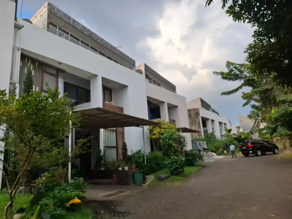 Rumah mewah di cluster privat