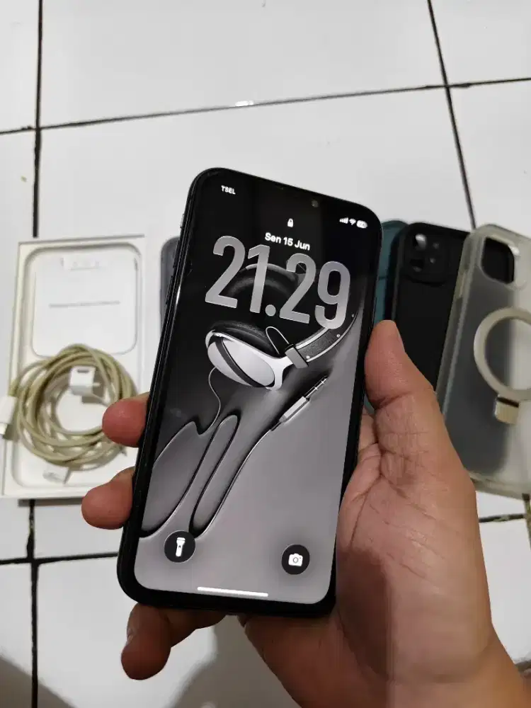 JUAL iPhone 11 128 GB Black - iBox