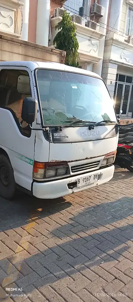 Truk Isuzu Elf euro 2