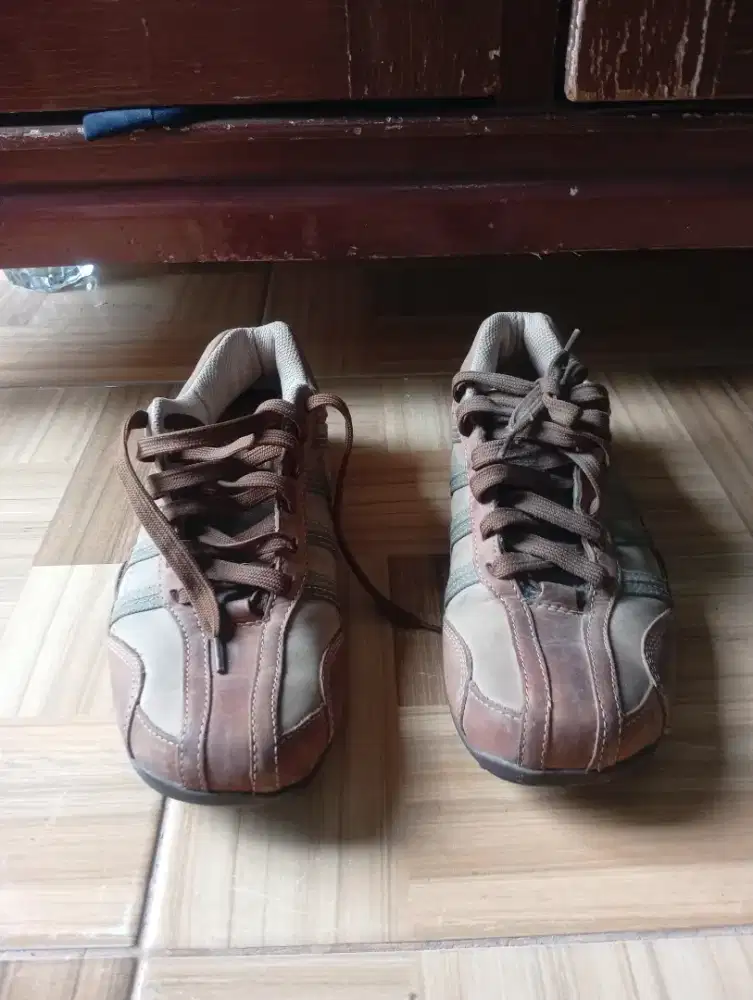 Sepatu warna coklat uk 40