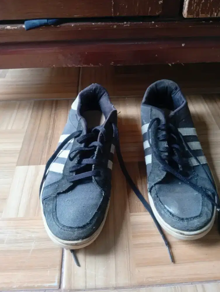 Sepatu Warna Hitam uk 40