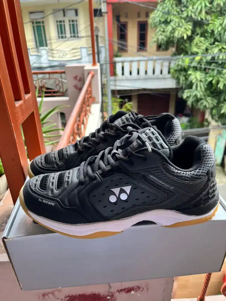 Yonex sepatu badminton 42 original