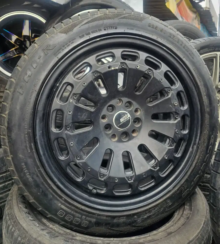 Velg SSR R18 PCD5x114.3 Black. Lebar 8 ET 40. Velg Ban 4pcs.