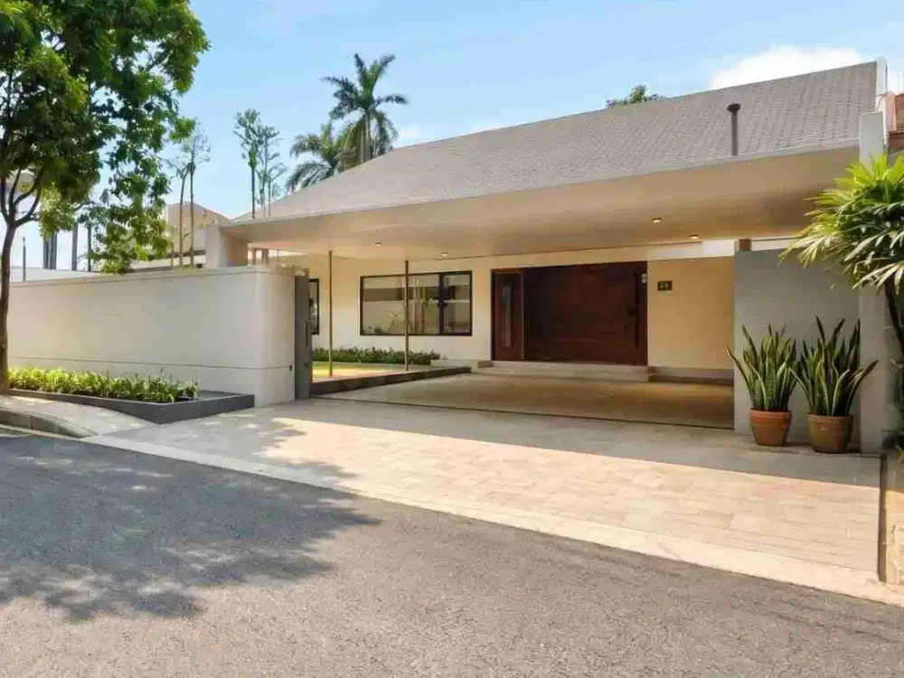 JUAL / SEWA CEPAT RUMAH BRAND NEW HOEK SENOPATI ADA SWIMMING POOL